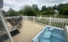 Luxury Lakeside Lodge L2 With Hot Tub Situated At Tattershall Lakes Country Park