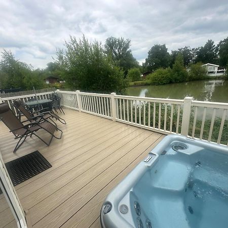 Luxury Lakeside Lodge L2 With Hot Tub Situated At Tattershall Lakes Country Park Exterior photo