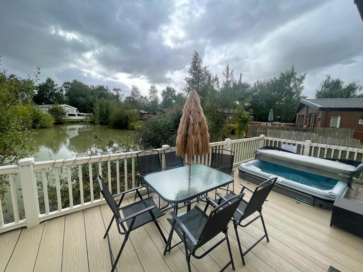 Luxury Lakeside Lodge L2 With Hot Tub Situated At Tattershall Lakes Country Park Exterior photo