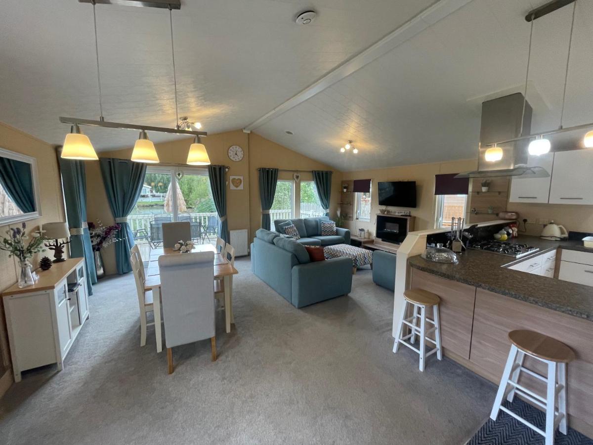 Luxury Lakeside Lodge L2 With Hot Tub Situated At Tattershall Lakes Country Park Exterior photo
