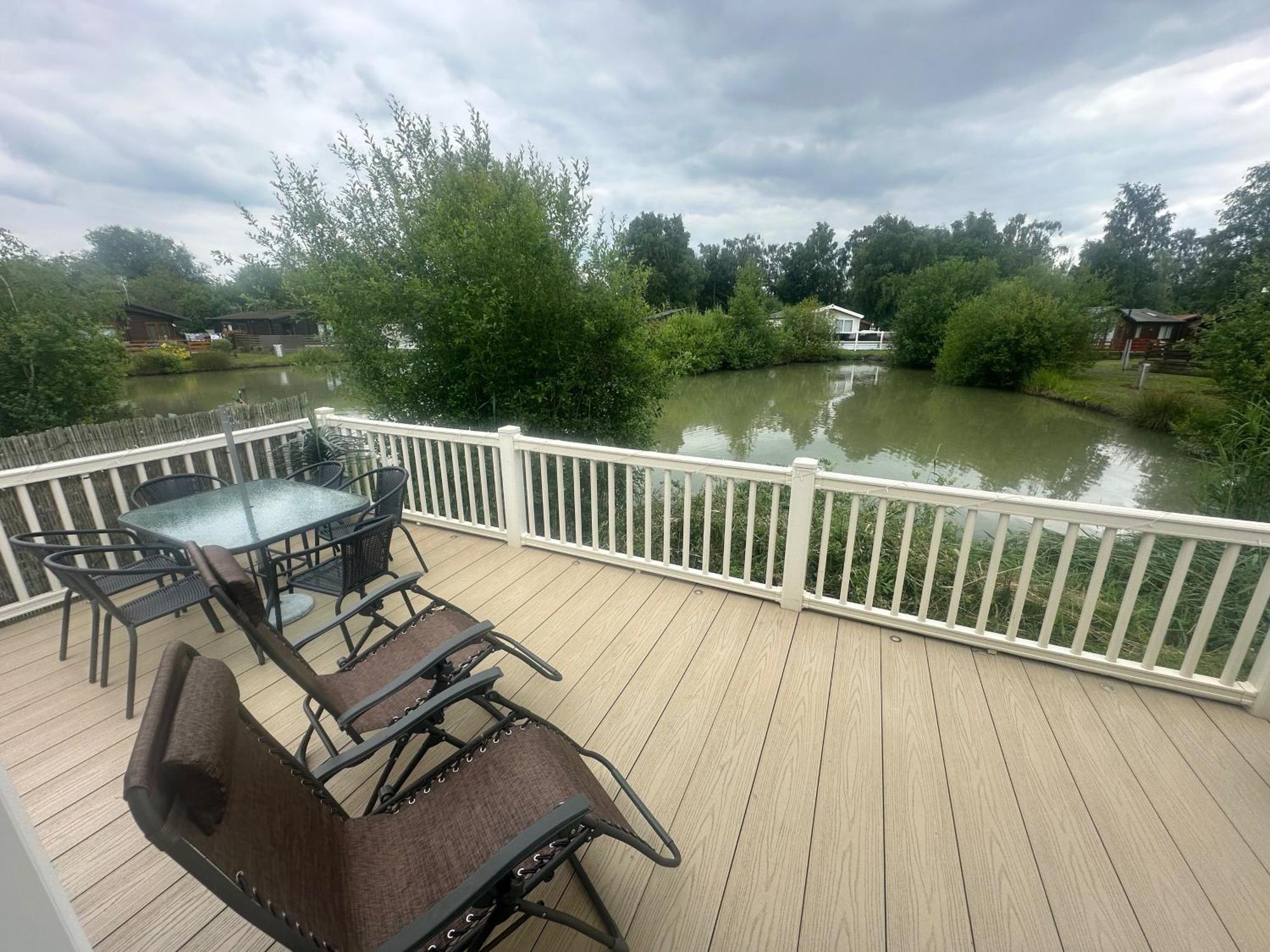 Luxury Lakeside Lodge L2 With Hot Tub Situated At Tattershall Lakes Country Park Exterior photo