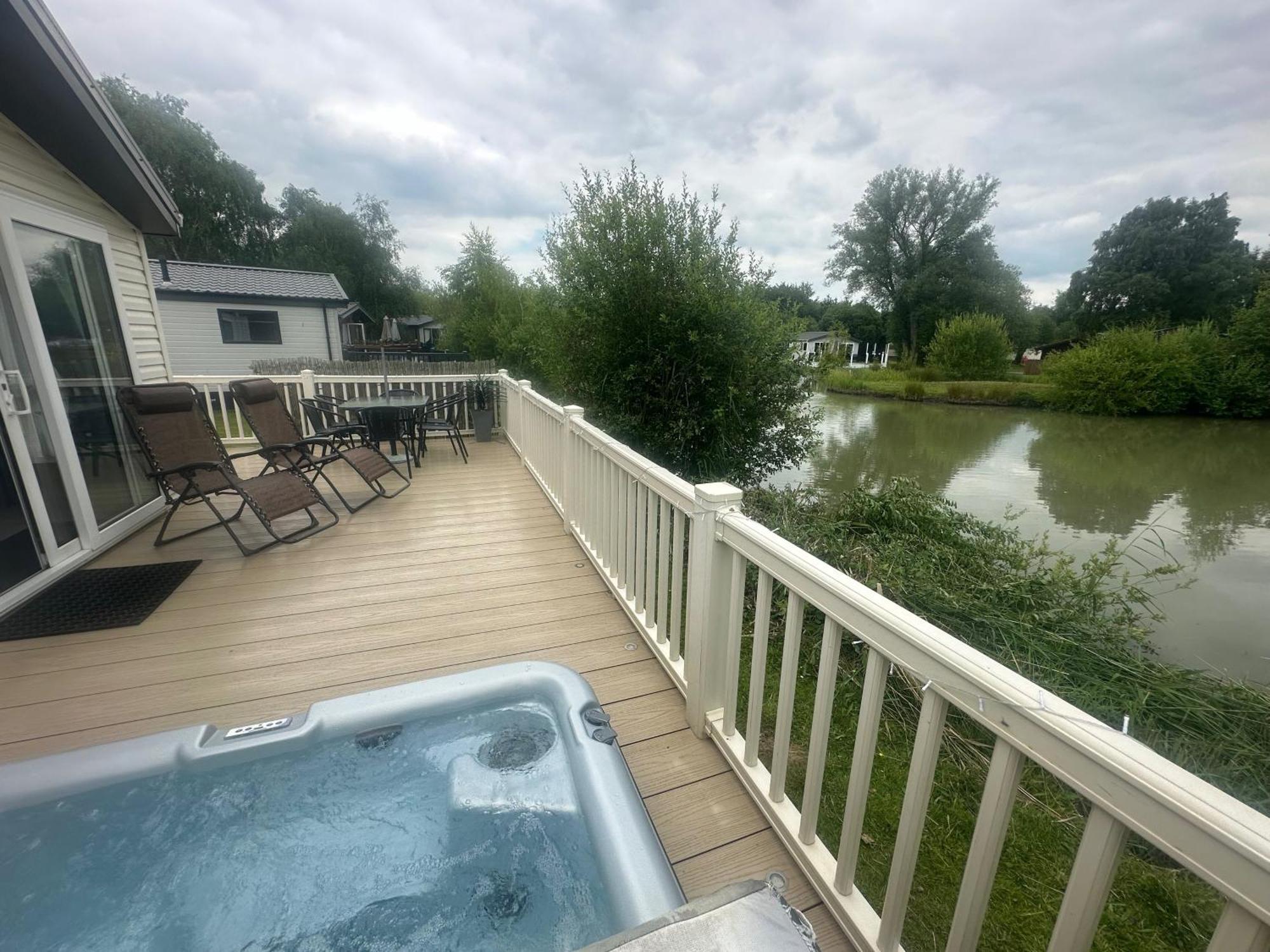 Luxury Lakeside Lodge L2 With Hot Tub Situated At Tattershall Lakes Country Park Exterior photo